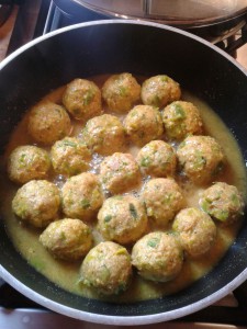 Le polpette rosolano nella salsa al curry