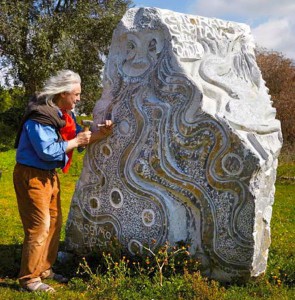 Lo scultore Massimo Lippi all'opera.