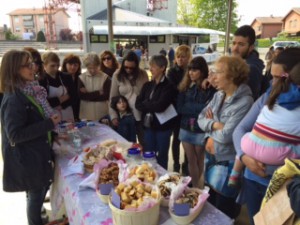 Antonella parla di pasta madre con alcuni visitatori della giornata del verde pulito a Casorezzo